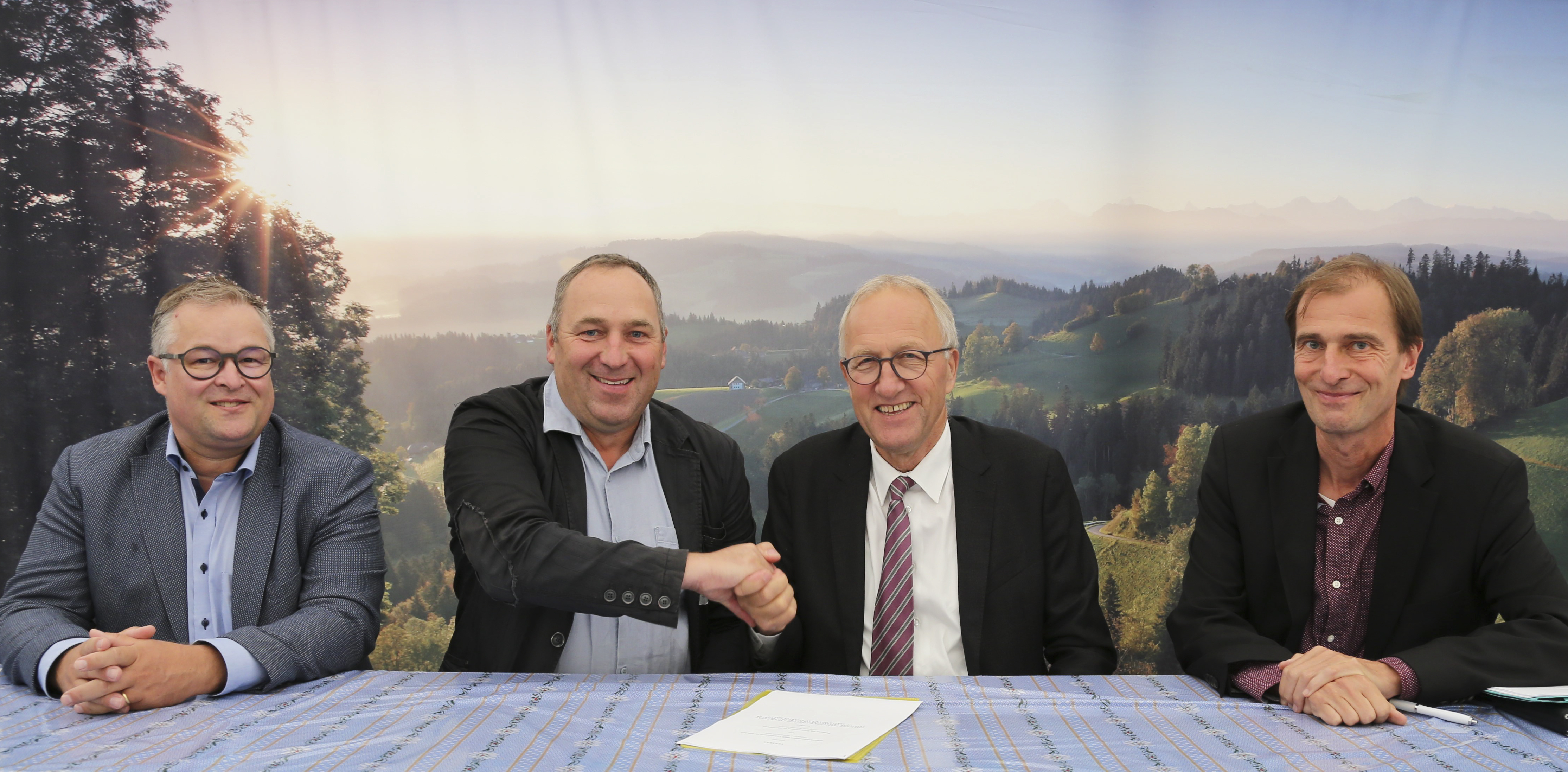 Vertragsunterzeichnung: Christian Beck und Markus Gerber, Suisselab, Peter Hegglin und Stefan Kohler, BO Milch (von links).